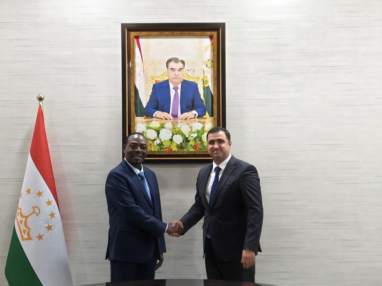 ВОХӮРИИ РАИСИ ПАЛАТАИ САВДО ВА САНОАТИ ҶУМҲУРИИ ТОҶИКИСТОН БО САФИРИ ҶУМҲУРИИ ЗИМБАБВЕ